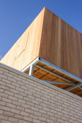 Ve spodní části je prutová konstrukce přiznaná. (Rodinný dům v Radotíně, System Recovery Architects)