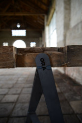 ORA, Stůl ztrámů – foto