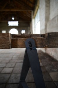 ORA, Stůl ztrámů – foto