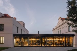Skleněné stěny restaurace umožňují kolemjdoucím nahlédnout dovnitř a zároveň propojují interiér s exteriérem. (Villa Fitz v Rokycanech, Luni architekti)