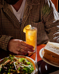 Díky intenzivní spolupráci investora se podařilo vytvořit komplexní interiér, kde v harmonii funguje architektura i s jídelním lístkem. (0,5 studio, Sandwich Rodeo)