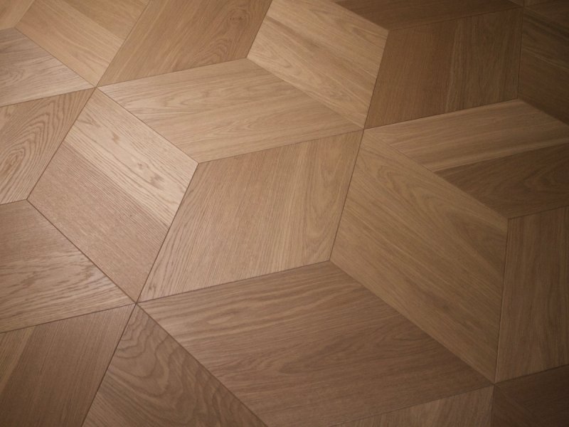 Geometricky řešené vzory pokládky dávají možnost utvářet rytmus, optiku i funkční členění interiéru.