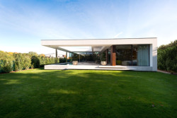 Designová vila od ateliéru de.fakto – pohled ze zahrady