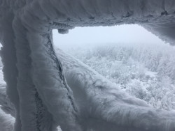 Fasádou z dřevěných latí vstupují přírodní živly také dovnitř rozhledny. Foto: @karoneela