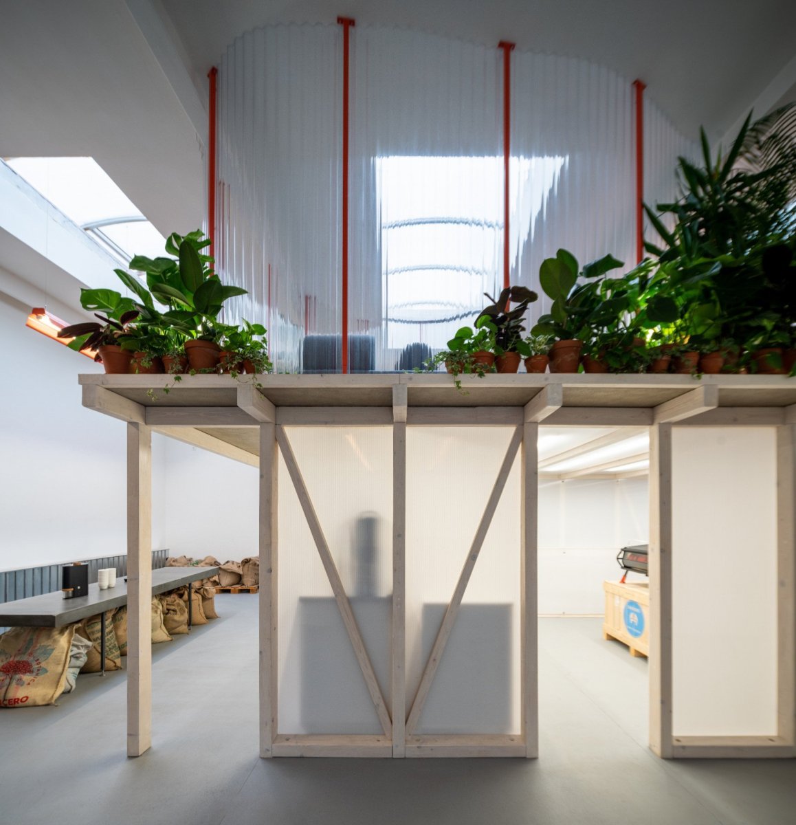 Coffee hub GROUNDS, KOGAA / Alexandra Georgescu, Tomas Kozelsky, Viktor Odstrčilík, Kateřina Baťková, Josef Řehák, Kateřina Čenovská