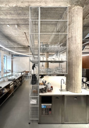 Za barovým pultem je minimalistické vybavení.