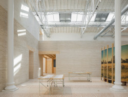 Uvnitř najdme stěny z dusané hlíny z výkopů a zbytky z vápencových lomů (Rekonstrukce bývalých železničních dílen; ASSEMBLE, Atelier Luma, BC Architects )