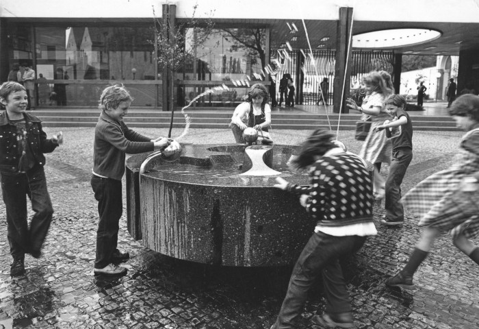 Šlo o krásno - jak se psalo v dobovém tisku. Krása měla dát metru prestiž, aby bylo oblíbenější než automobil. Proto bylo uvnitř i v okolí tolik umění. Například pítko od Miroslava Vystrčila na Malostranské.