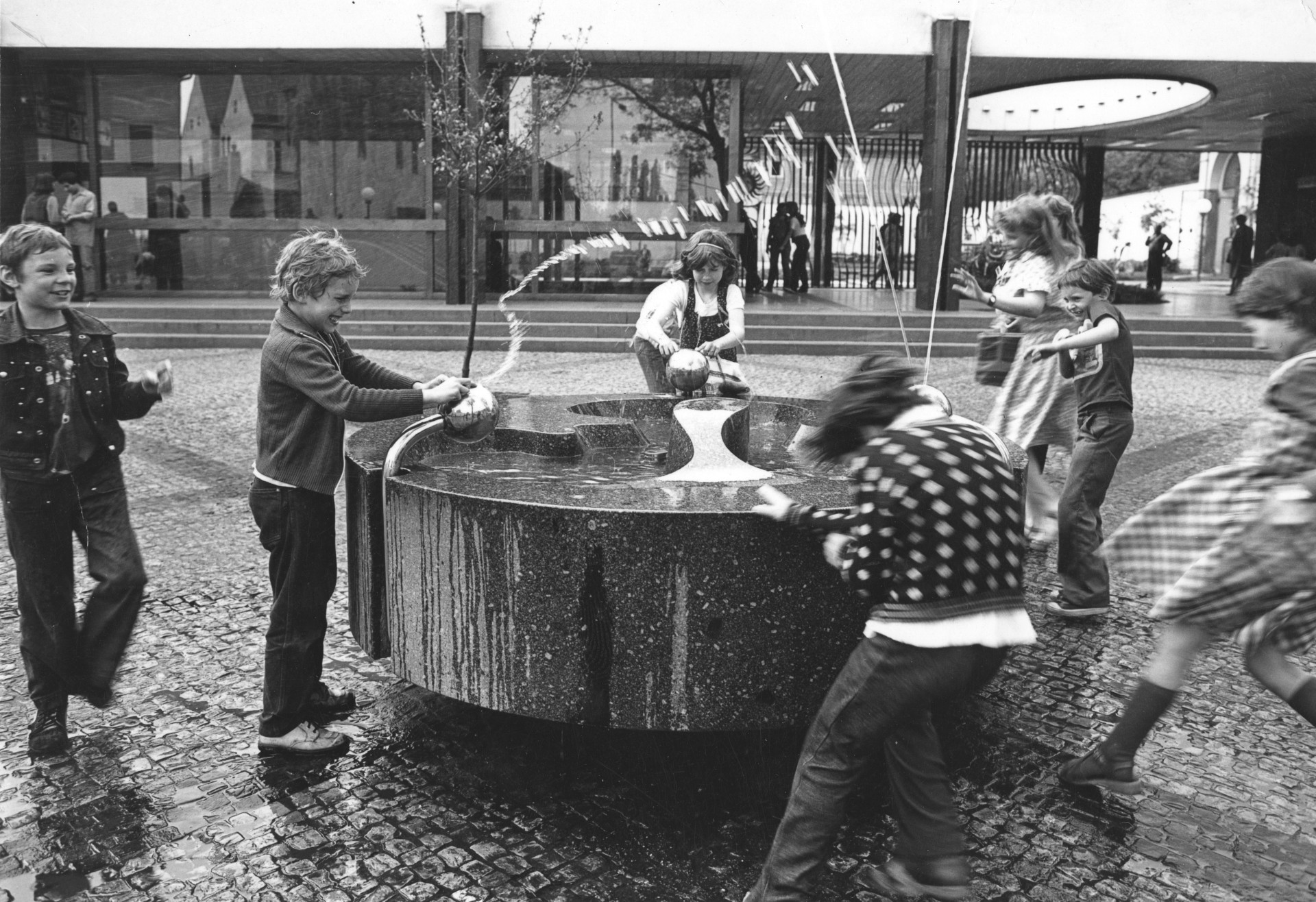 Šlo o krásno - jak se psalo v dobovém tisku. Krása měla dát metru prestiž, aby bylo oblíbenější než automobil. Proto bylo uvnitř i v okolí tolik umění. Například pítko od Miroslava Vystrčila na Malostranské.