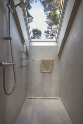 V podkroví je pracovna, místnost pro hosty a koupelna. (Chata Spiegelbaude, A1 architects)