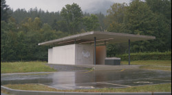 Veřejné záchodky v deštivých Trojanovicích (snímek k filmu Muž, který sázel domy)