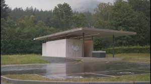 Veřejné záchodky v deštivých Trojanovicích (snímek k filmu Muž, který sázel domy)
