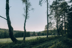 Rekonstrukce stodoly v Pošumaví, BYRÓ architekti: Objekt stojí v obklopení přírodní krajinou