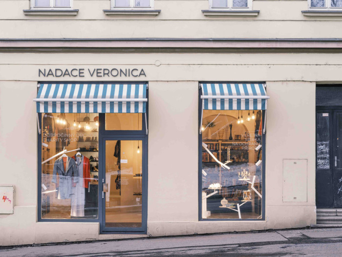 Obchod, kde se z odložených věcí stávají znovu věci užitečné. (Interiér dobročinného obchodu Nadace Veronica; studenti FA VUT)