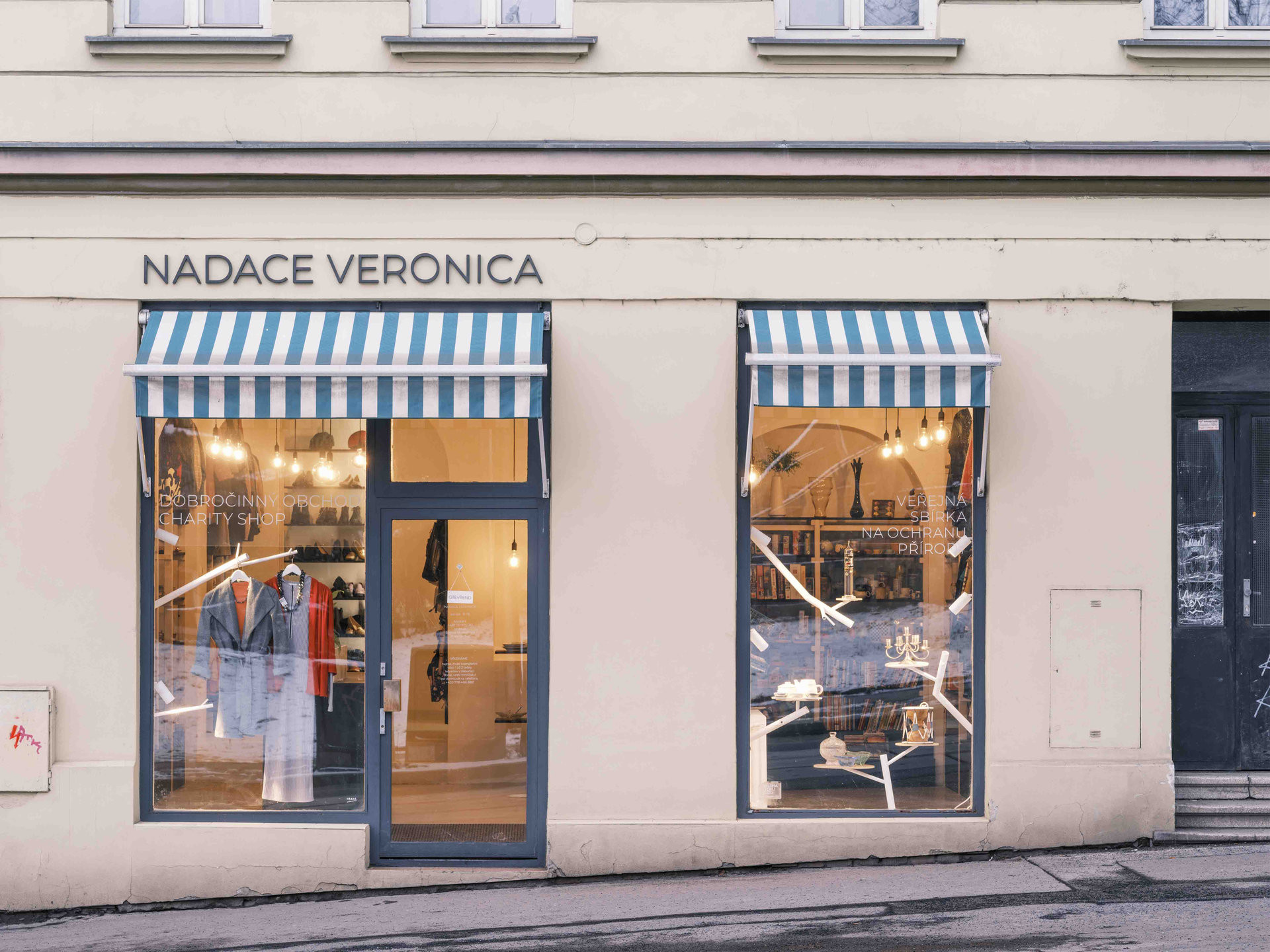 Obchod, kde se z odložených věcí stávají znovu věci užitečné. (Interiér dobročinného obchodu Nadace Veronica; studenti FA VUT)