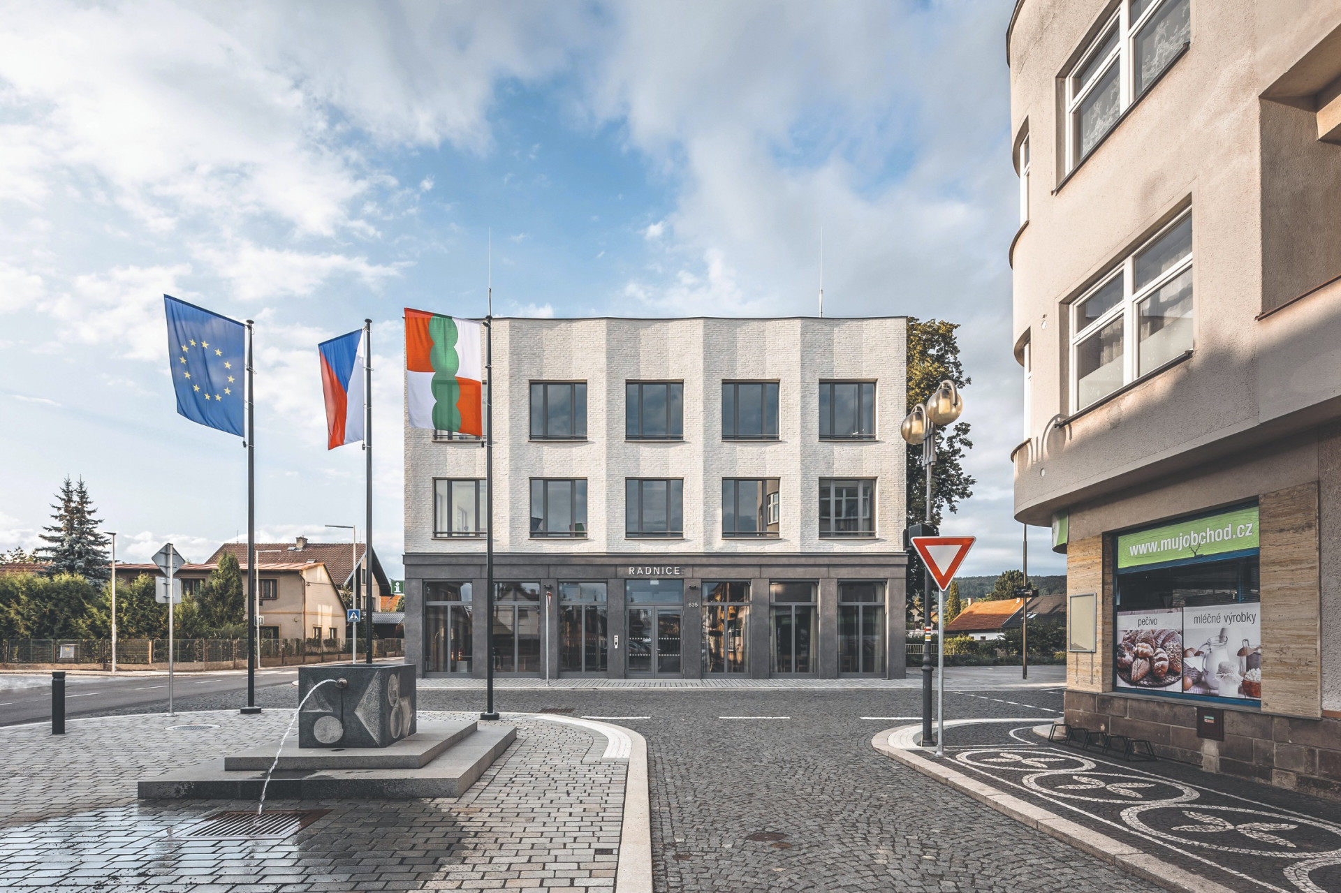 Nová radnice v lázních Bělohrad, re:architekti