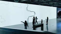 Od 21. března do 1. září bude v pražském CAMPu k vidění výstava Planeta Praha, která pozoruje město „očima“ rostlin a živočichů.