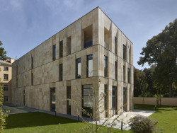 Rekonstrukce a dostavba Korejského velvyslanectví v Praze, SIAL architekti a inženýři spol. s r.o.: Travnaté plochy doplnili architekti asijskými odrůdami rostlin