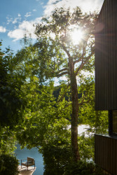 Dřevěná chata na břehu Vranovské přehrady od studia Prodesi/Domesi