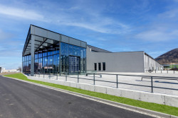 Depozitář jako vitrína pro vozy automobilky Tatra od dvojice Jiří Liškutín a Ladislav Zahradníček