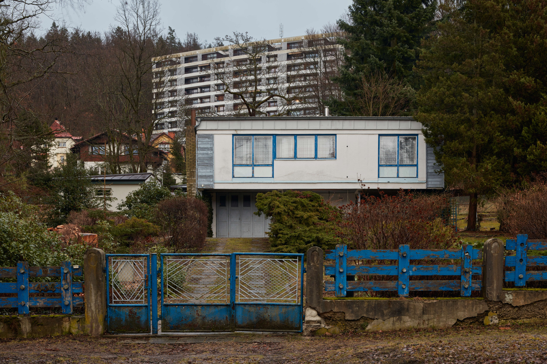 Stojí ve vilové kolonii, nad kterou se táhne experimentální bytový dům, tzv. Wolkerák od Jaromíra Vacka.