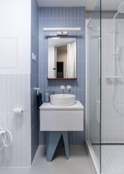 Nachází se také v koupelně, kde se objevuje na obkladech. (Rekonstrukce bytu v panelovém domě v Praze na Gutovce; P2P.)