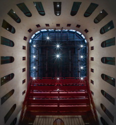 Multifunkční sál v Císařských lázních v Karlových Varech od Petr Hájek Architekti