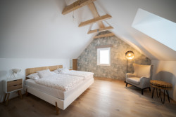 Stavení s červenou pumpou od DESTYL architekti