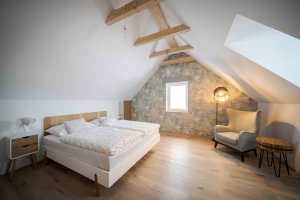 Stavení s červenou pumpou od DESTYL architekti