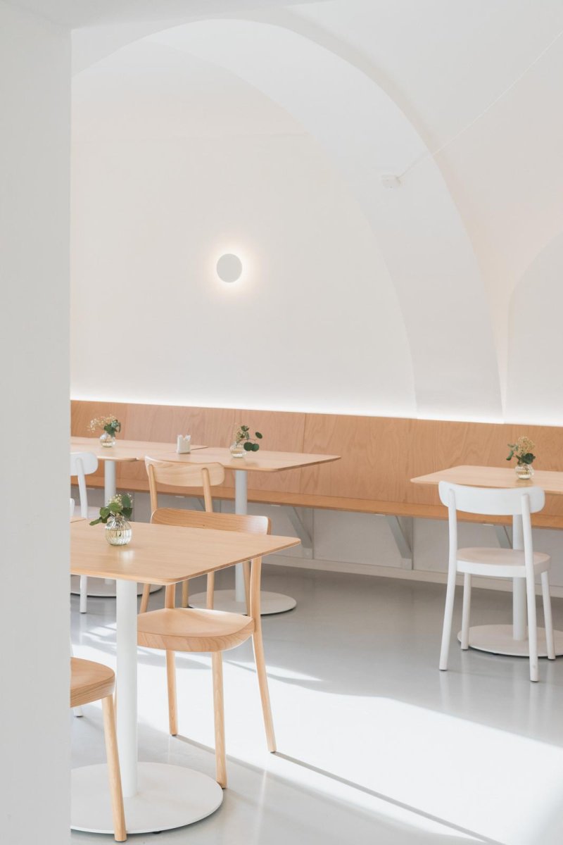 Pohled od interiéru restaurace Blatenský dvůr (Interiér restaurace Blatenský dvůr, Dominik Cvrček)