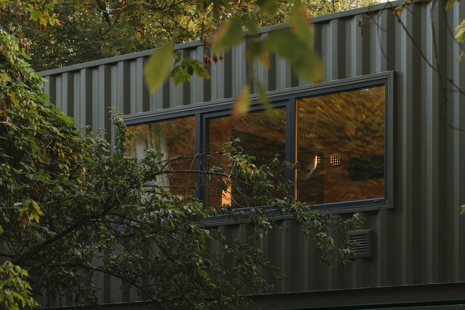 Dům z dvojice lodních kontejnerů