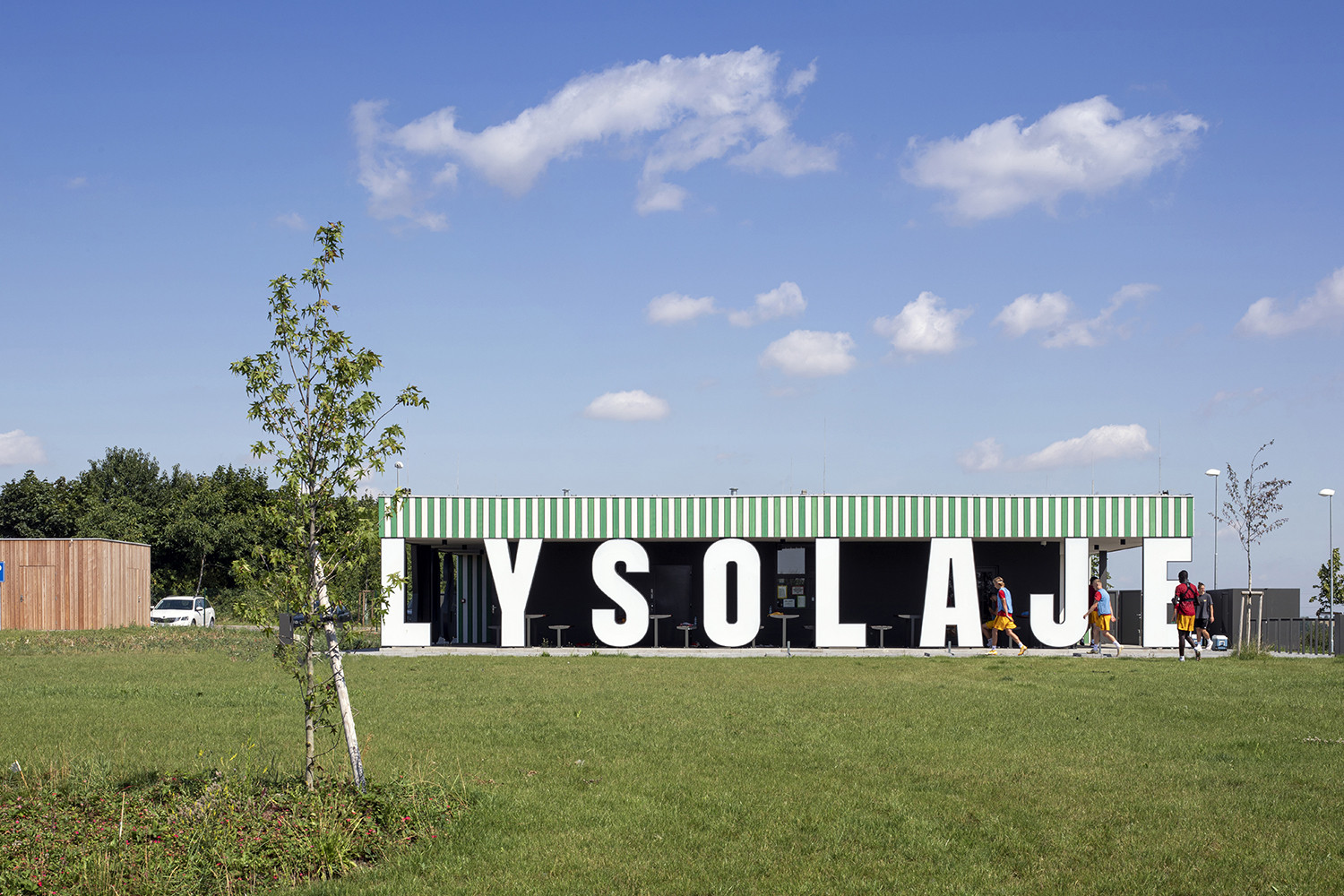 Sportovní areál v Praze-Lysolajích od studia knesl kynčl architekti