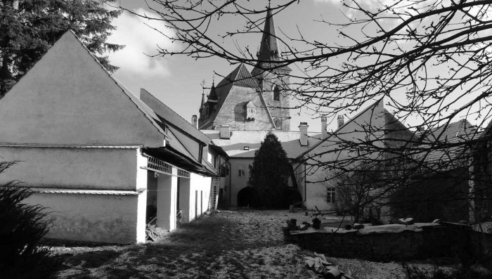 Původní stav fary ve Chvalšinách.