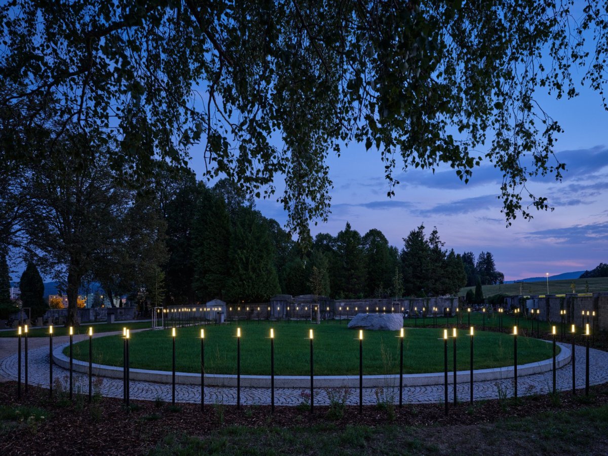 Hřbitov ve Vratislavicích nad Nisou byl konkrétně rozšířen hned o tři nová pietní místa. (Poslední místo, mjölk architekti)