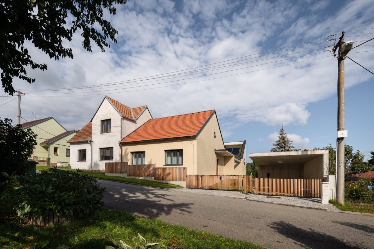 Architekti se chtěli co nejvíce přizpůsobit kontextu obce - výsledkem je dům, který do ní zapadá nenásilně. (Rodinný dům v Křenovicích, ika.architekti)