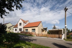 Architekti se chtěli co nejvíce přizpůsobit kontextu obce - výsledkem je dům, který do ní zapadá nenásilně. (Rodinný dům v Křenovicích, ika.architekti)