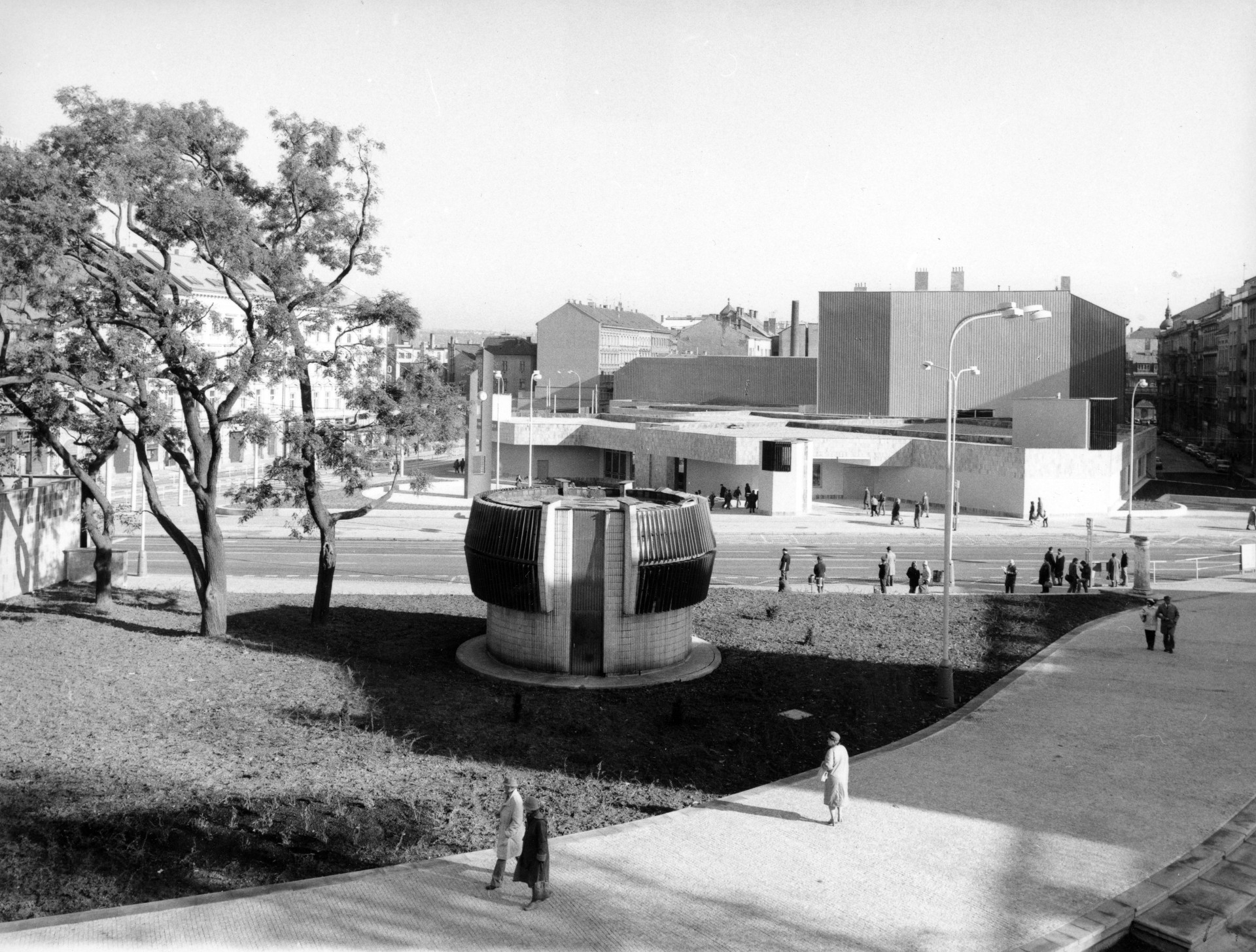 Mezi prvními stanicemi byla též Sokolovská (dnes Florenc). Pozornost se věnovala také větrákům – na Florenci byl výdech od význačného architekta Františka Cubra. Jak píše Matyáš Kracík, opakoval se také na Hlavním nádraží a u Muzea.