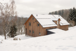 Horská chata jako z pohádky. (Chalupa v Krkonoších; System Recovery Architects)