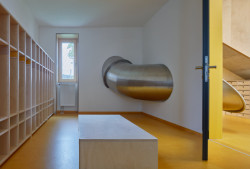 Přístavba ke školce Montessori v Jablonci nad Nisou, Mjölk architekti: První a druhé podlaží propojuje tobogán, který vystupuje z hmoty přístavby a propisuje se i do exteriéru