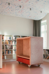 Mobiliář je autorský a navrhli ho Papundekl architekti. (Knihovna v Červeném Kostelci; Papundekl architekti)