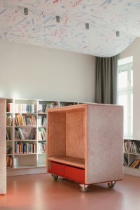 Mobiliář je autorský a navrhli ho Papundekl architekti. (Knihovna v Červeném Kostelci; Papundekl architekti)