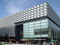 Kopie hliníkových krystalů na fasádě nového nákupního komplexu Centrum-Galerie, který nahradil původní obchodní dům.