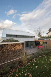 Kompozice různých typů a rozměrů oken je navržená tak, že rámuje výhledy do okolí. (Trojdům, Martin Čeněk)