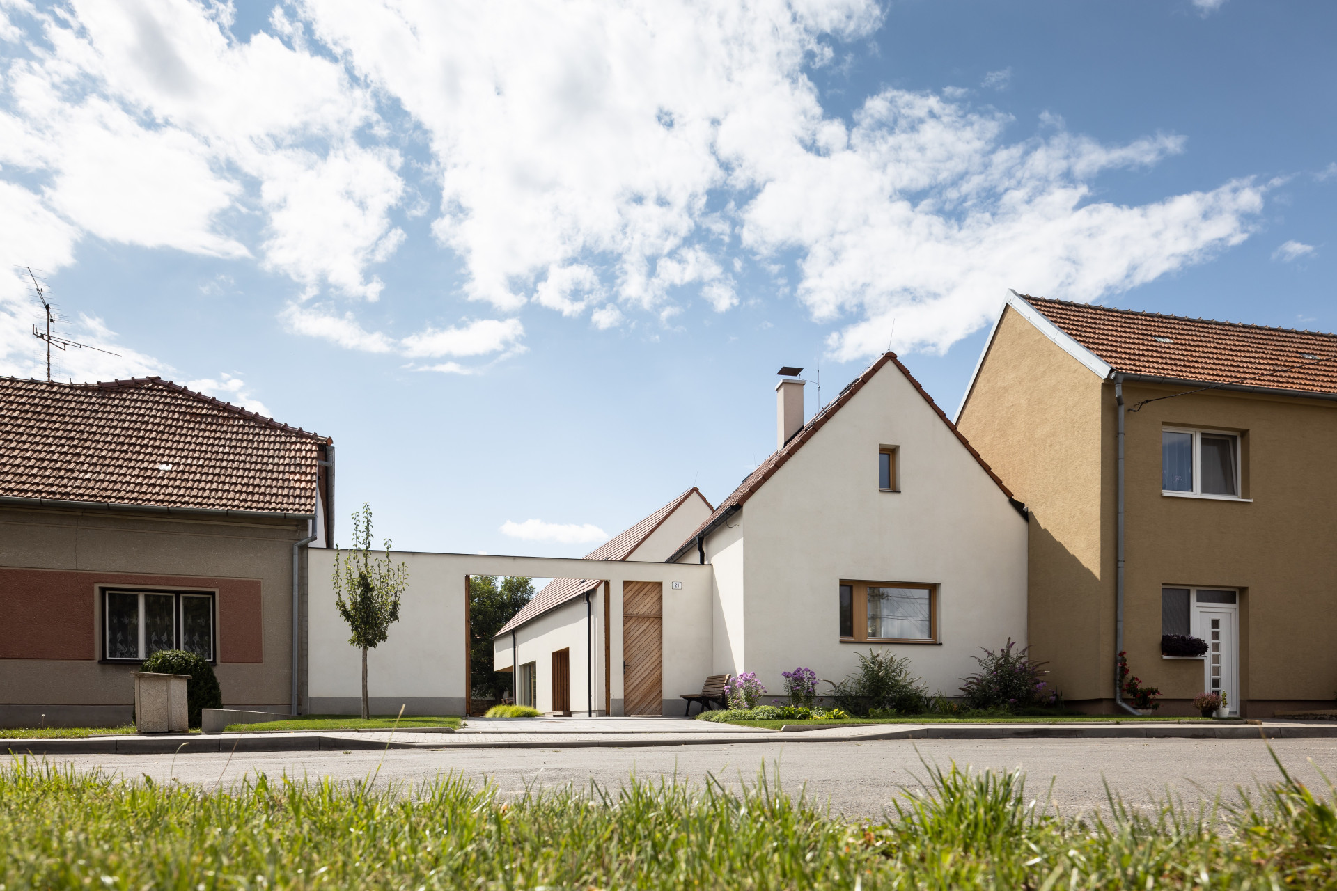 Rodinný dům v Dolních Dubňanech, CL3: První menší, směřující do návsi, druhá delší a širší, která v sobě obsahuje hlavní obytné prostory využívané pětičlennou rodinou