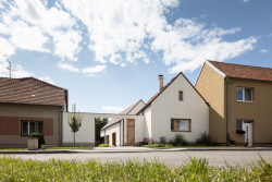 Rodinný dům v Dolních Dubňanech, CL3: První menší, směřující do návsi, druhá delší a širší, která v sobě obsahuje hlavní obytné prostory využívané pětičlennou rodinou