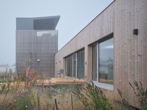 Rodinný dům a sídlo firmy Eko Modular hned vedle sebe - vše z modulů.