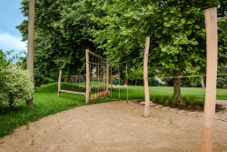 Dětské hřiště pro volnou hru (Příšovická náves, atakarchitekti)