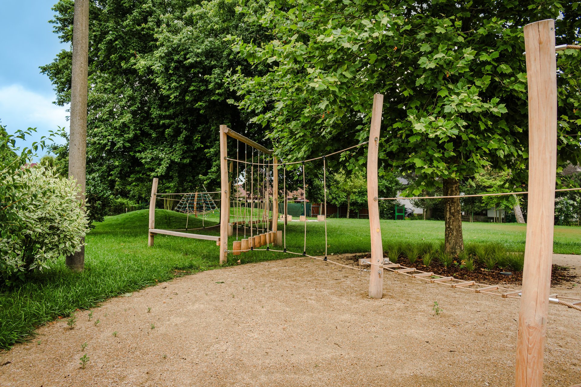 Dětské hřiště pro volnou hru (Příšovická náves, atakarchitekti)