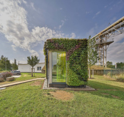 Tiny House ve výrobním závodu firmy Rigips navrhl student František Exner.