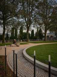 Loučka je kolem dokola obehnaná pamětními loučemi. (Poslední místo, mjölk architekti)